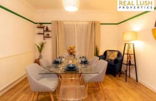 Walsall House | Luxury Three-Bedroom Home By Real Lush Properties in Sutton with Free Parking