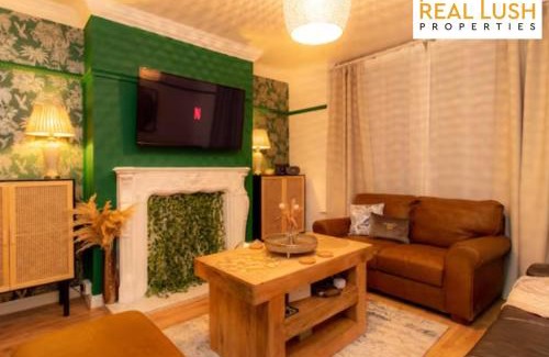 Walsall House | Luxury Three-Bedroom Home By Real Lush Properties in Sutton with Free Parking