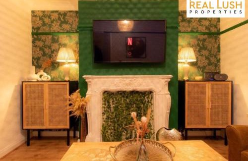 Walsall House | Luxury Three-Bedroom Home By Real Lush Properties in Sutton with Free Parking