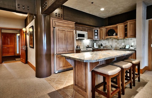 Deer Valley Apartment | Luxury Three Bedroom Suite with Two Hot Tubs 3 Apartment Hotel by RedAwning
