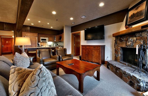 Deer Valley Apartment | Luxury Three Bedroom Suite with Two Hot Tubs 3 Apartment Hotel by RedAwning