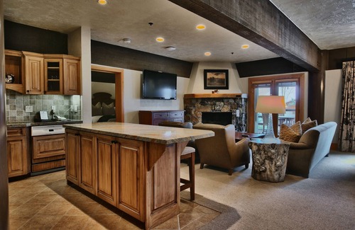 Deer Valley Apartment | Luxury Three Bedroom Suite with Two Hot Tubs 3 Apartment Hotel by RedAwning