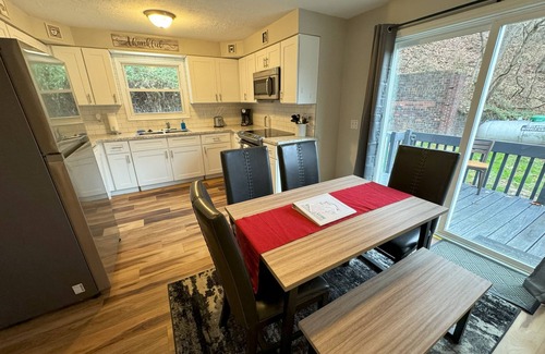 Nelsonville Cottage | Luxury Vacation Rental Home with Hot Tub near Hocking Hills - 1st Choice Lodging