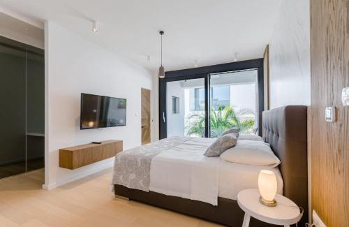 Cove Makarac (Milna) Villa | Luxury Villa