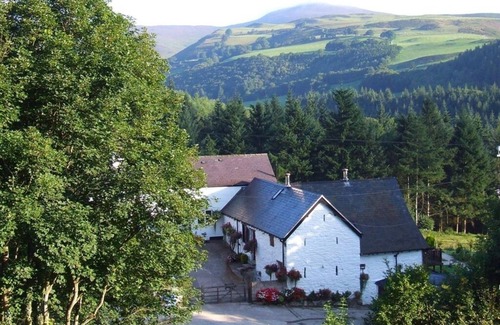 Glyn-Dyfrdwy Cottage | Luxury Wagtails Cottage with a Mountain View at Dee Valley Cottages