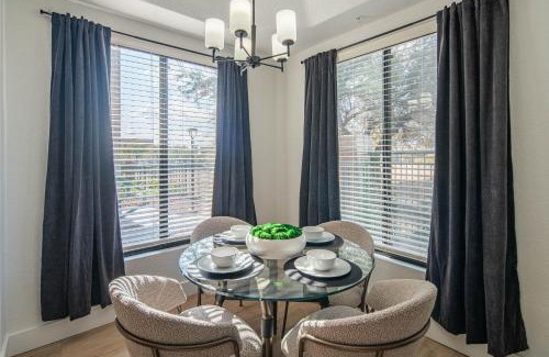 Kierland Apartment | Luxury Workspace and Relaxation N171