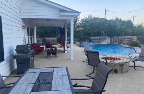 San Antonio Villa | Lxry 5 BR, Large Heated Pool and Spa, Fire Pit (Al)