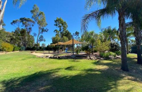 Altona House | Lyndoch Retreat, 2BR with Pool, BBQ & Fire Pit