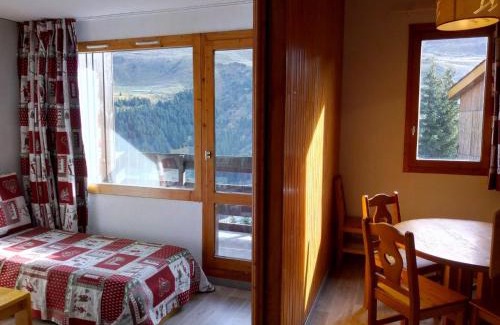 Meribel-Mottaret Apartment | Méribel: Appartement 3 pièces avec mezzanine, balcon, accès direct aux pistes - FR-1-355-186