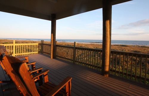 Grand Isle House | M&M Camp is a 4 bedroom suite beachfront with a beautiful beach view