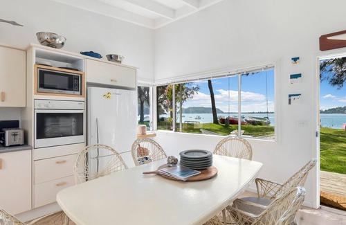 Great Mackerel Beach Cottage | Mackeral Beach Cottage by TCC