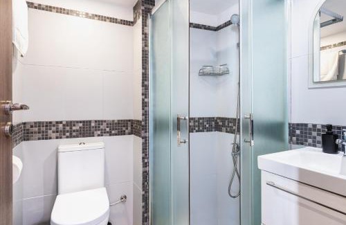 Larnaca City Centre Apartment | Made with love 1-BR Apt By Finikoudes Beach