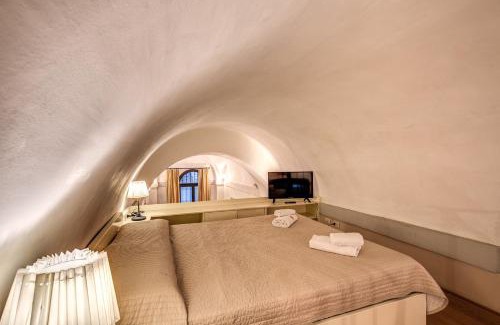 Rome City Centre House | Magenta Collection Specchi