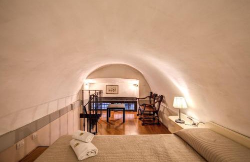 Rome City Centre House | Magenta Collection Specchi