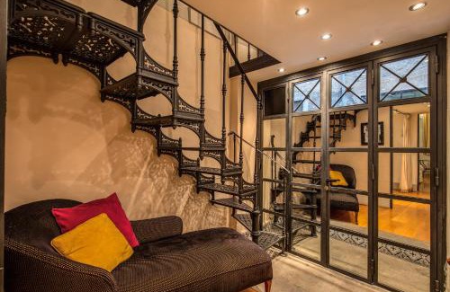 Rome City Centre House | Magenta Collection Specchi
