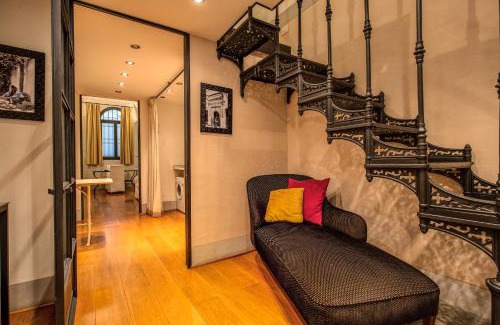 Rome City Centre House | Magenta Collection Specchi