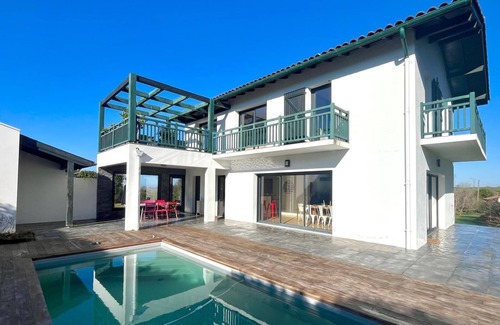 Saint-Pee-sur-Nivelle Villa | Magnificent 4-bedroom architect-designed family villa with swimming pool, in a quiet location
