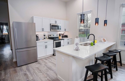 Near East Side Cottage | Magnificent 4BR Near Famous Riverwalk and Downtown