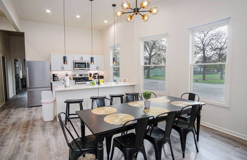 Near East Side Cottage | Magnificent 4BR Near Famous Riverwalk and Downtown