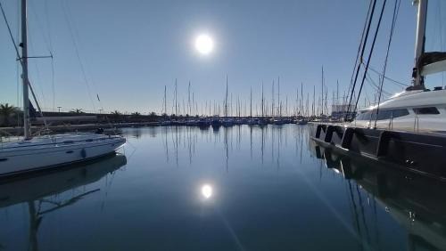 Poblats Maritims Boat Rental | Magnificent sailboat with free parking for cars
