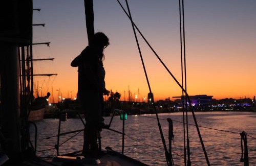 Poblats Maritims Boat Rental | Magnificent sailboat with free parking for cars