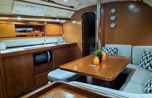 Poblats Maritims Boat Rental | Magnificent sailboat with free parking for cars