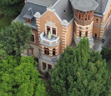 Eisenach Apartment | Magnolia Suite