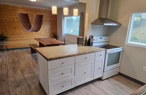 Manitou Springs Apartment | Main House 3BR Retreat with Kitchen