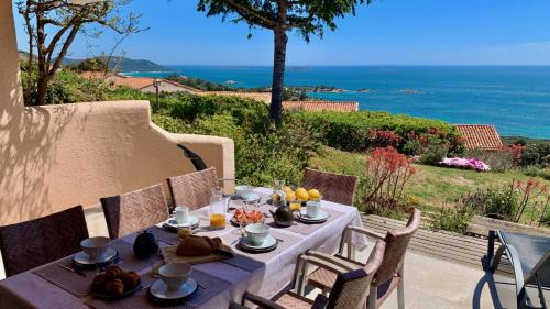 Santa Giulia House | Maison 4 pièces, vue panoramique, piscine, climatisation, près de Palombaggia