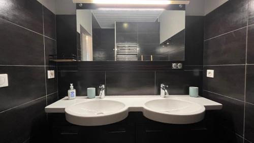 Valreas House | Maison Chaleureuse avec Terrasse Privée