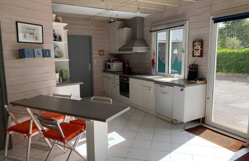 Guerande House | Maison en bois avec vue sur étang de Sandun