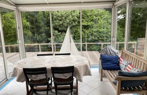 Guerande House | Maison en bois avec vue sur étang de Sandun