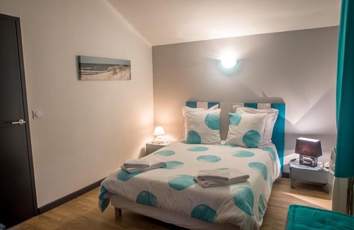 Le Burgaud Bed & Breakfast | MAISON MAUPAS Chambre Rouge