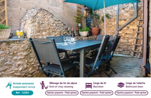 Montignac House | Maison moderne, en pierre avec terrasse pour 6