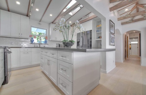 Eastern Malibu Villa | Malibu On The Beach!5 BEDROOMS! 4 KING BEDS!1WK 12K!100 5 Stars on other sites!