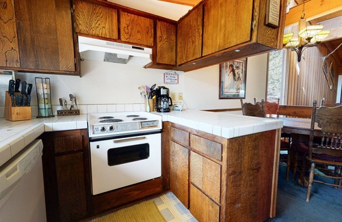 Mammoth Lakes Condo | Mammoth Estates Condo - Free Parking & Pet Friendly