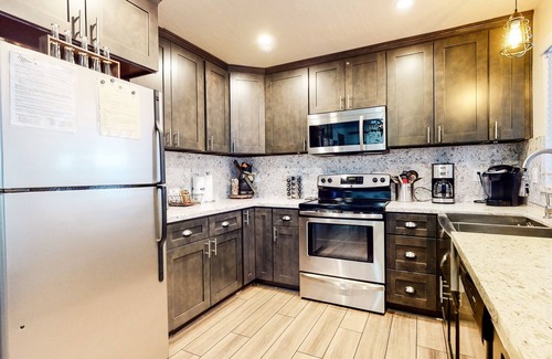 Mammoth Lakes Condo | Mammoth Estates Condo - Free Parking & Pet Friendly