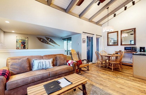 Mammoth Lakes Condo | Mammoth Estates Condo - Free Parking & Pet Friendly
