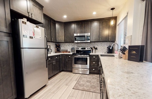 Mammoth Lakes Condo | Mammoth Estates Condo - Free Parking & Pet Friendly