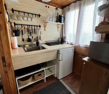 Balatongyorok Apartment | MANDULÁS KABIN a kisház dézsával és kilátással a Balatonra