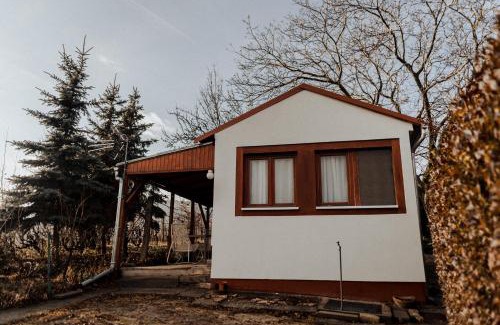 Balatongyorok Apartment | MANDULÁS KABIN a kisház dézsával és kilátással a Balatonra