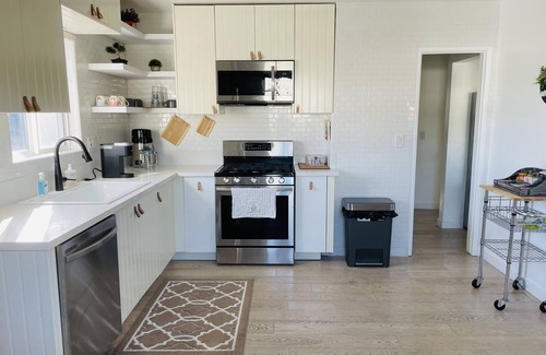 East Manhattan Beach House | Manhattan Beach Vacation House - For solo, pair, family and business travelers