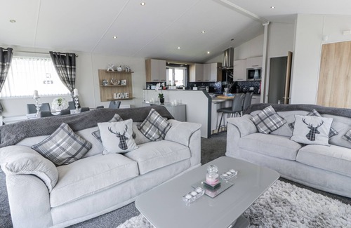 Wemyss Bay Cottage | MANOR HEIGHTS LODGE, pet friendly, with a garden in Wemyss Bay