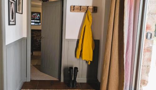 Great Strickland House | Maple Cottage, Stylish Holiday Home for 6 Near the Lake District