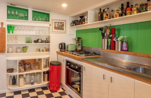 Mapua Cottage | Maple Durham Cottage close to Mapua Village with rural views and cottage garden