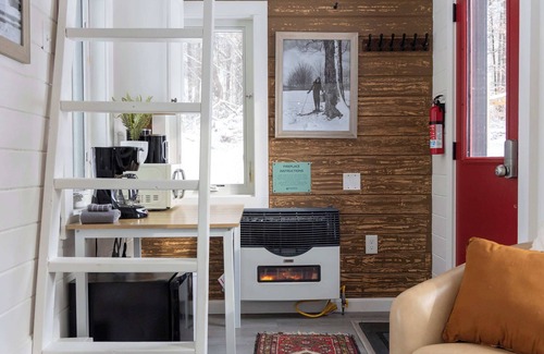 Johnson House | Maple Sugar Shack Tiny House w/hot tub & river by Stowe