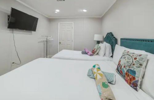 Las Vegas House | Massive 4 bedroom close to the strip!