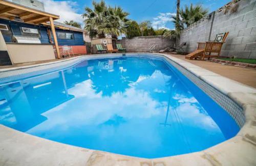 Las Vegas House | Massive 4 bedroom close to the strip!