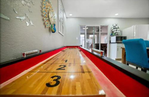 Las Vegas House | Massive 4 bedroom close to the strip!
