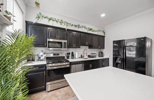 Bayonne House | Massive 4-Story Home|Sleeps 30 Near NYC & Hudson Park!